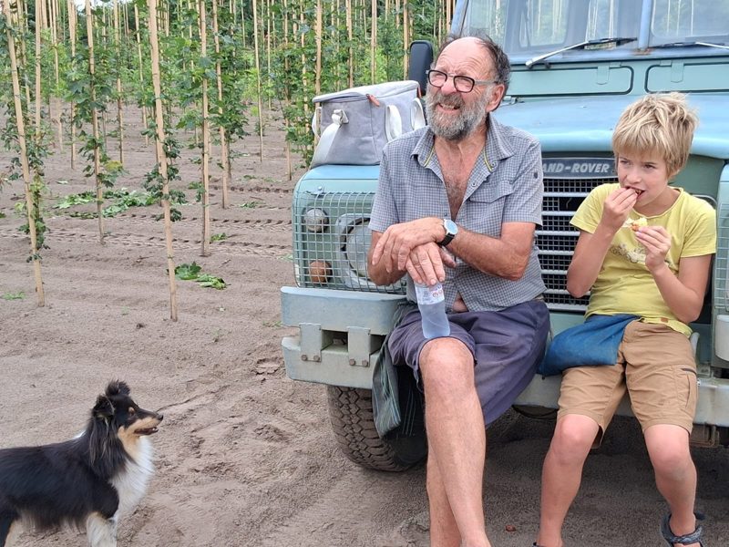 Pauze op het erf — de hond hoort erbij.